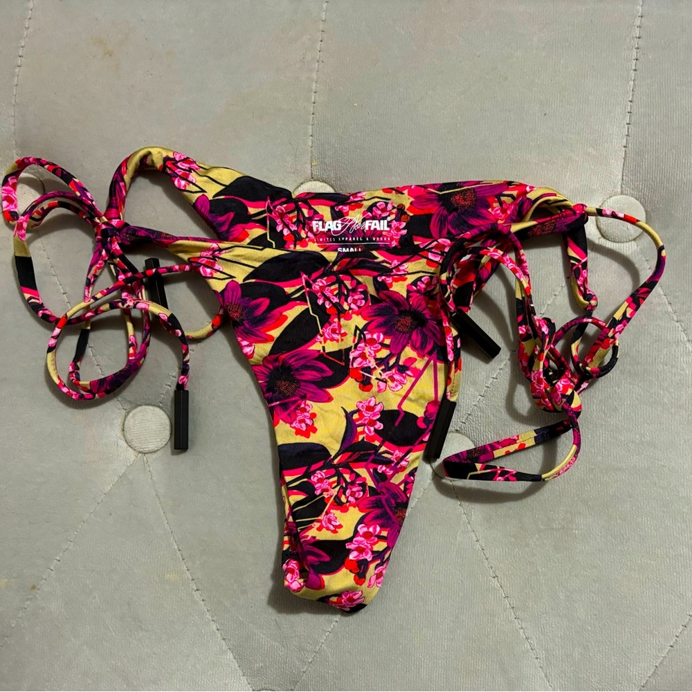 FLAG nor FAIL floral bikini bottom